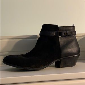Black Old Navy Ankle Boots w/cute strap